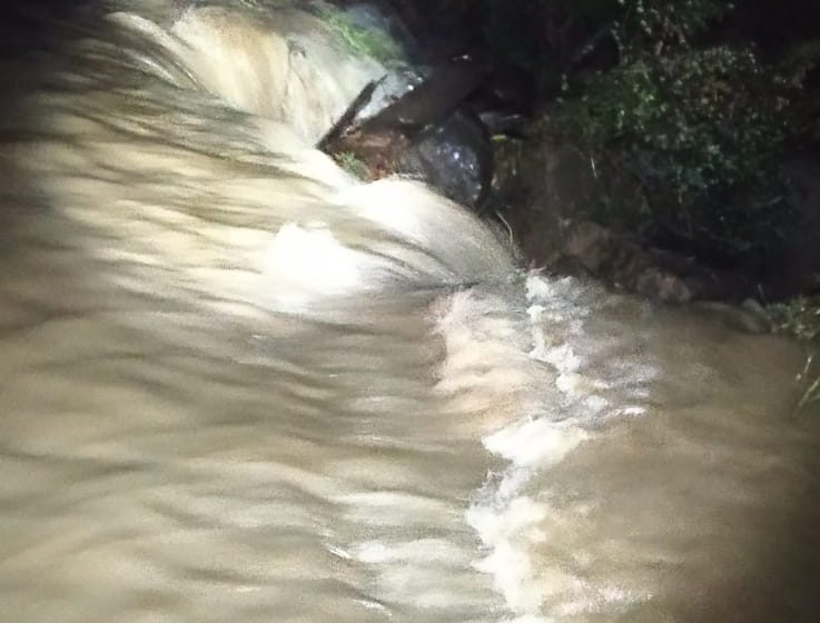  Enxurrada deixa pessoas ilhadas em Mafra