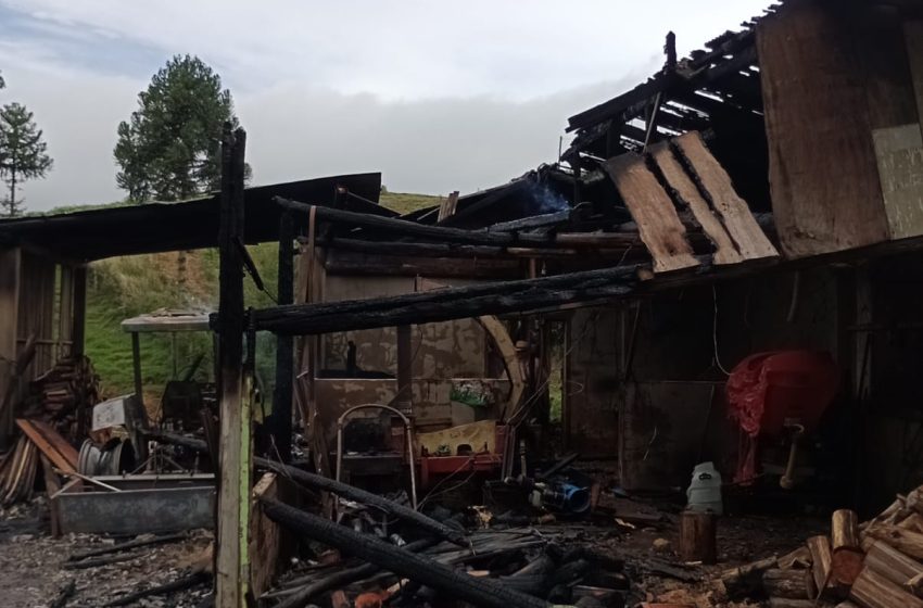  Incêndio destrói galpão no Rio Vermelho povoado