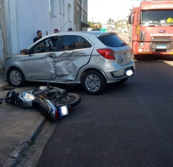  Colisão entre carro e moto deixa um gravemente ferido