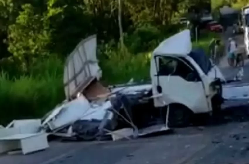  Homem morre após grave acidente entre dois caminhões