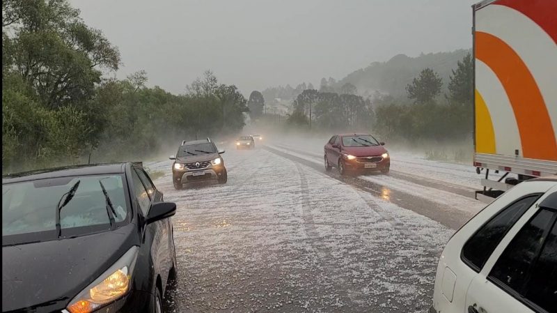  Motorista narra tensão em meio a granizo que deixou rodovia ‘branca’