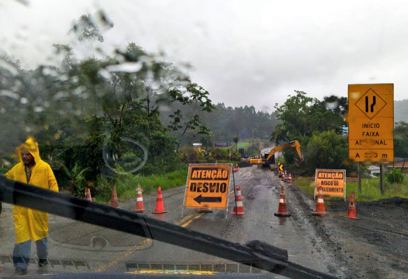  Serra de Corupá é interditada pela PRF e terá nova avaliação na manhã desta quarta-feira