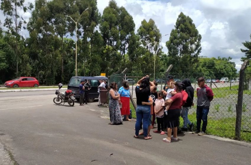  Van de 10 lugares é abordada com 23 passageiros e motorista sem CNH