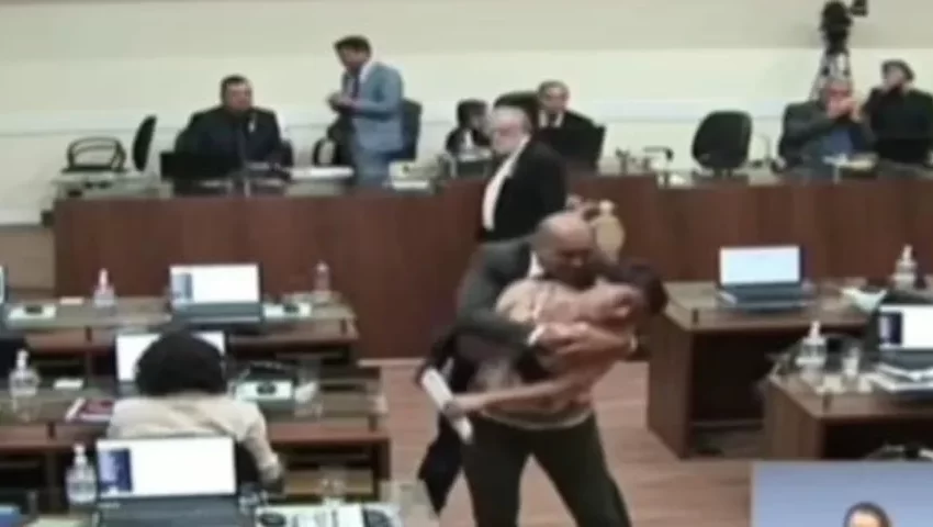  Denúncia contra parlamentar que agarrou vereadora em Florianópolis é aceita pela Câmara
