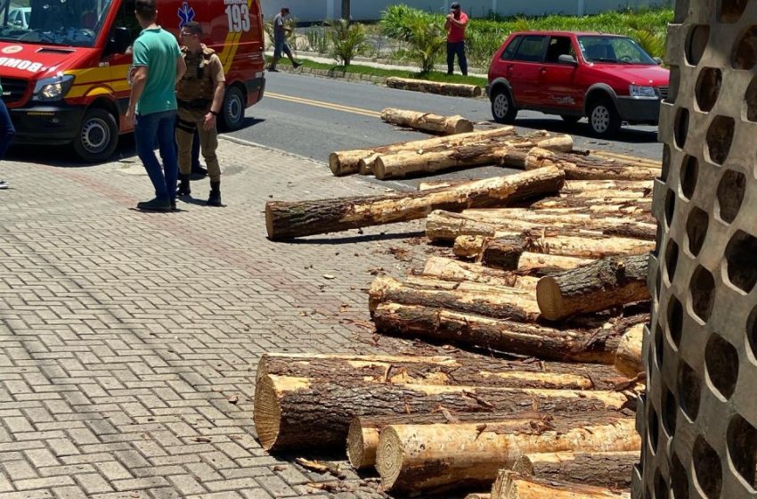  Toras Caem de caminhão e homem fica gravemente ferido