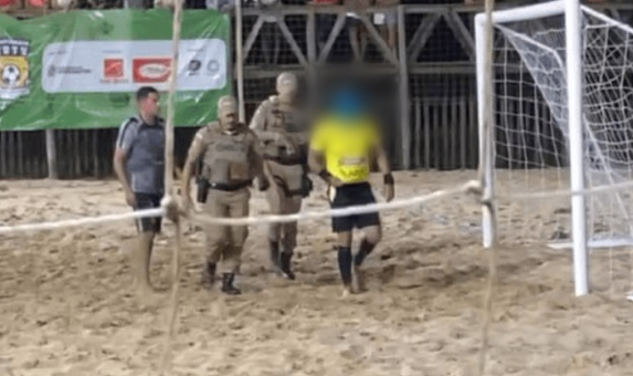  Árbitro usa arma de airsoft para fazer ameaças e vai parar na delegacia&nbsp;