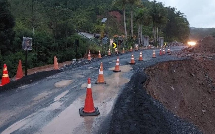  BR-280: queda do asfalto interdita rodovia em Corupá