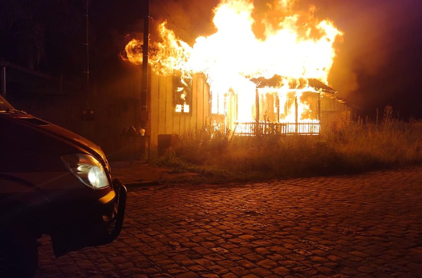  Incêndio destruiu residência na noite de domingo