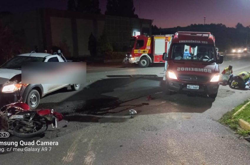  Moto e carro colidem e um fica ferido