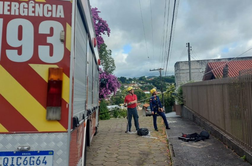  CHUVA: Homem ficou “preso” no telhado