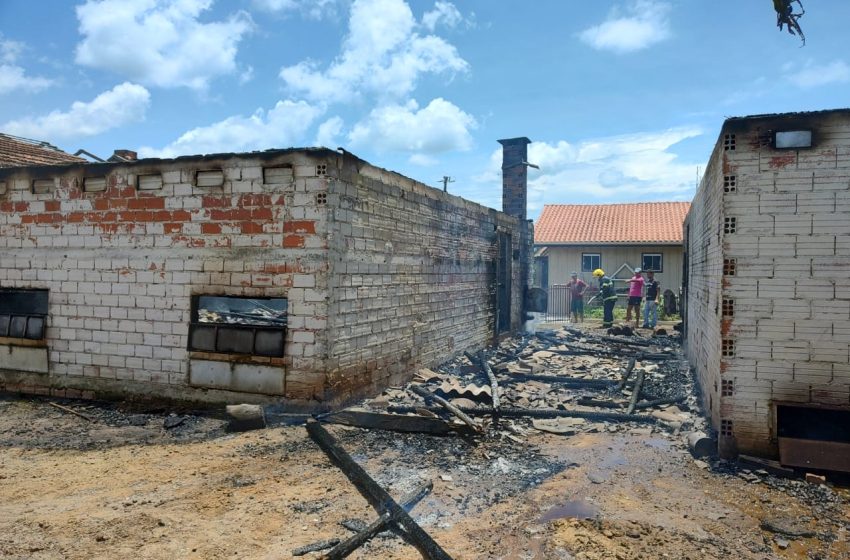  Após incêndio, casal passa mal devido às perdas e susto