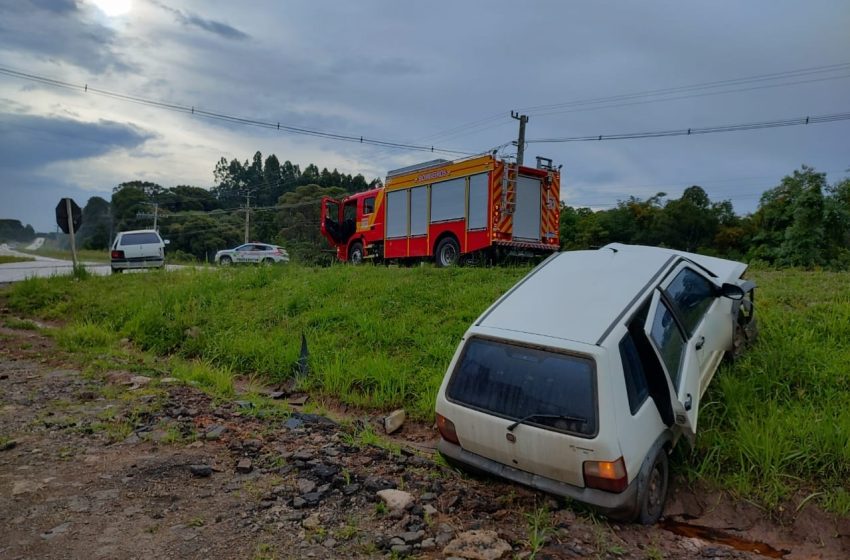  Carros colidem e um dos motoristas foge do local