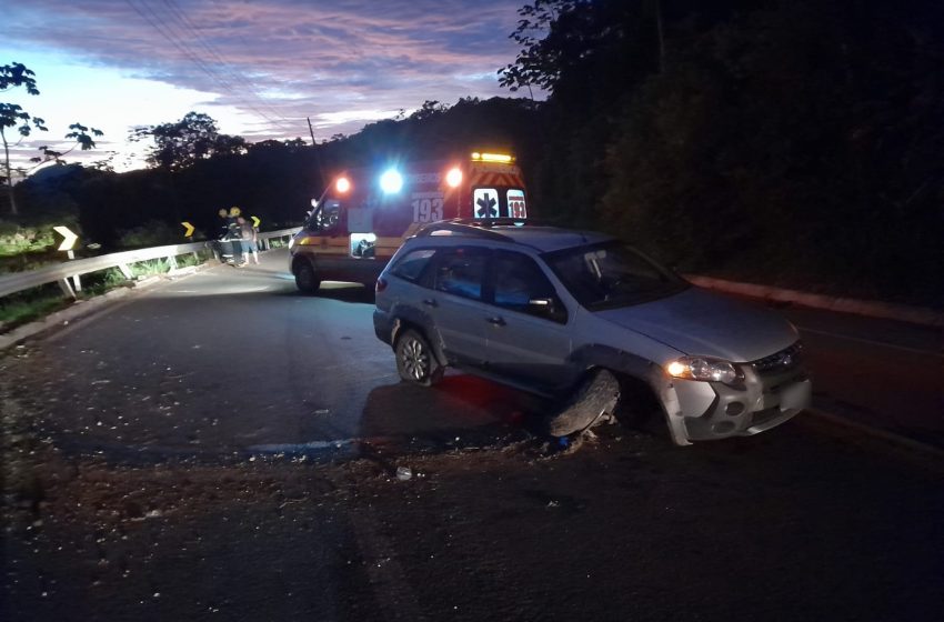  Carro bate em Guard Rail e via fica em meia pista no Rio Mandioca