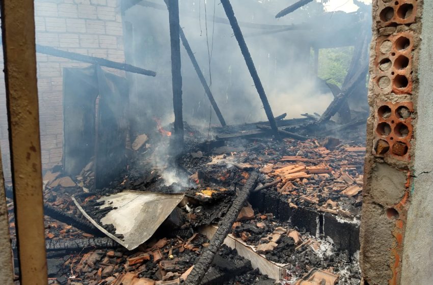  Incêndio destrói residência