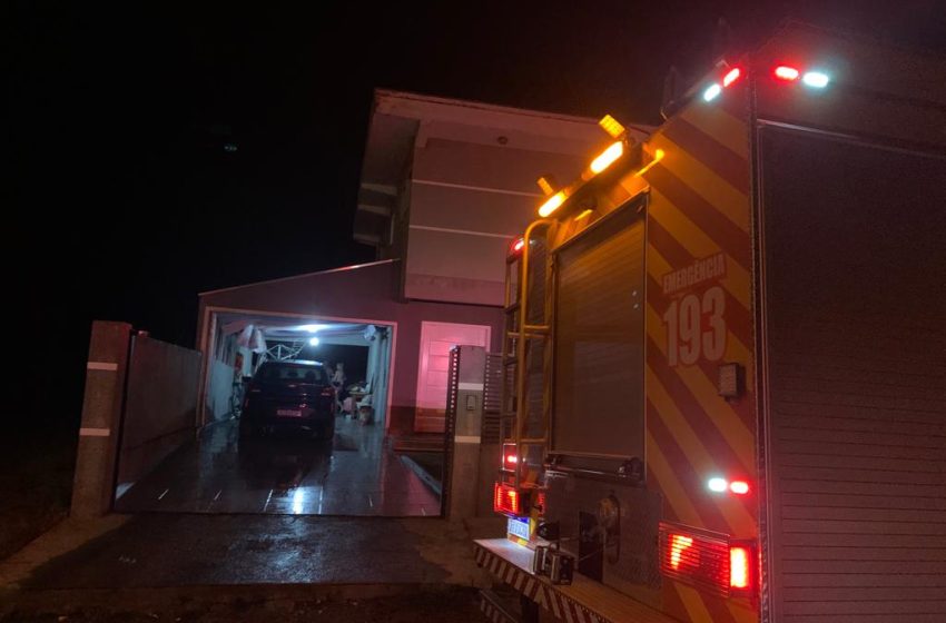  Carro pega fogo dentro de garagem no bairro Mato Preto