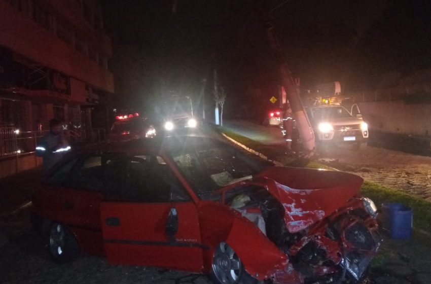  Batida em poste na madrugada desta quinta-feira