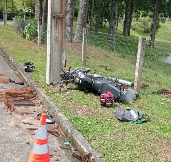  Motoqueiro bate em poste e morre