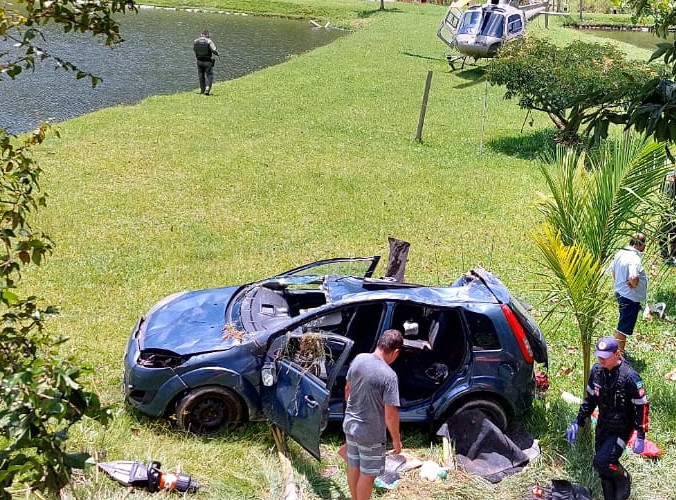  Carro cai em barranco e adolescente de 15 anos é resgatada em estado grave
