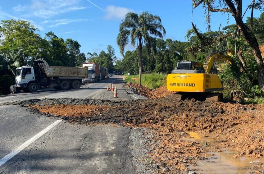  BR-470 volta a ter interdição parcial em Indaial onde cratera se abriu