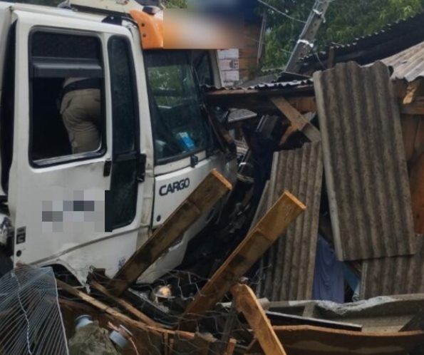  Motorista morre após pular de caminhão desgovernado