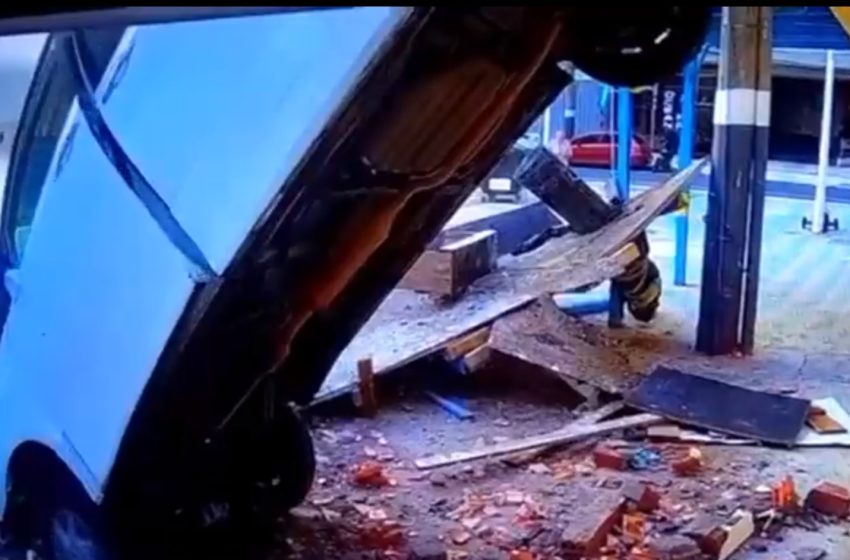  Mulher fica gravemente ferida após carro despencar de garagem