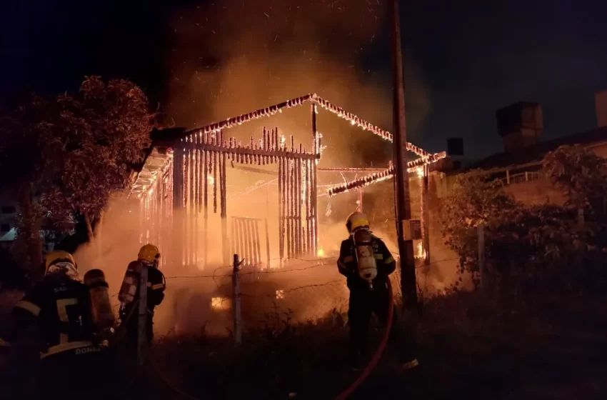  Corpo é encontrado carbonizado após casa abandonada pegar fogo