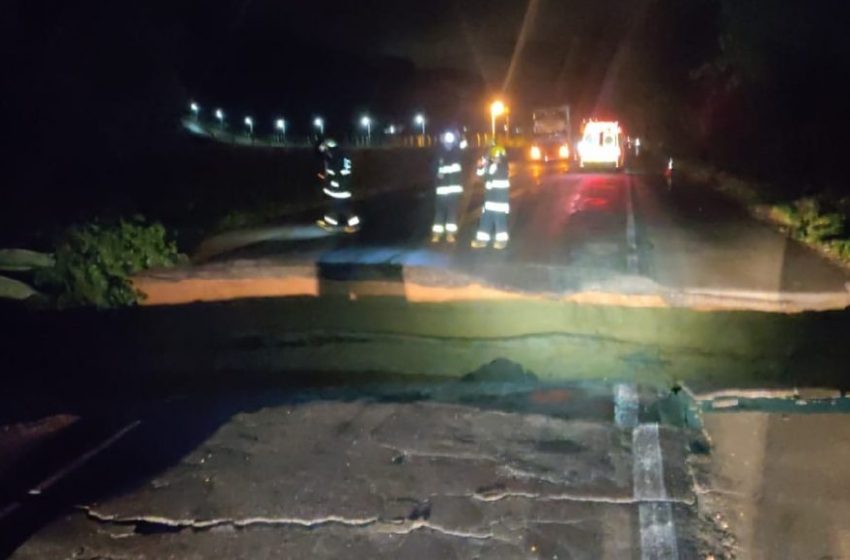  ATENÇÃO: Cratera é aberta na BR-470 e trecho em Indaial está interditado