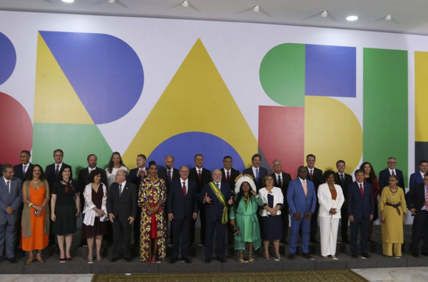  Lula dá posse a ministros e assina primeiras medidas de governo