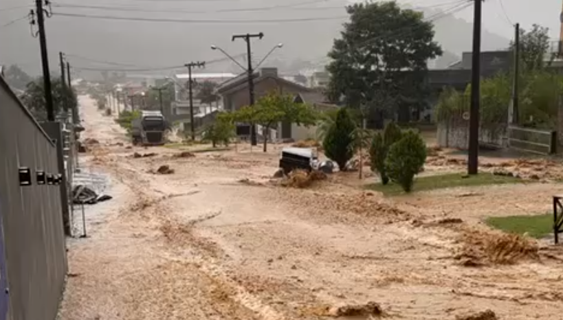  VÍDEO: Chuvas causam estragos e casa é completamente destruída após deslizamento