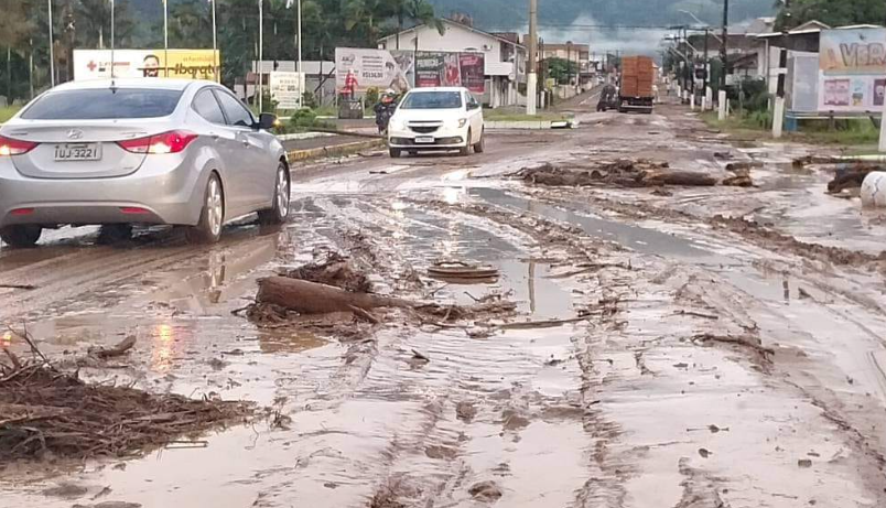  Cidade de Rodeio confirma a morte de duas crianças e um adulto devido às chuvas