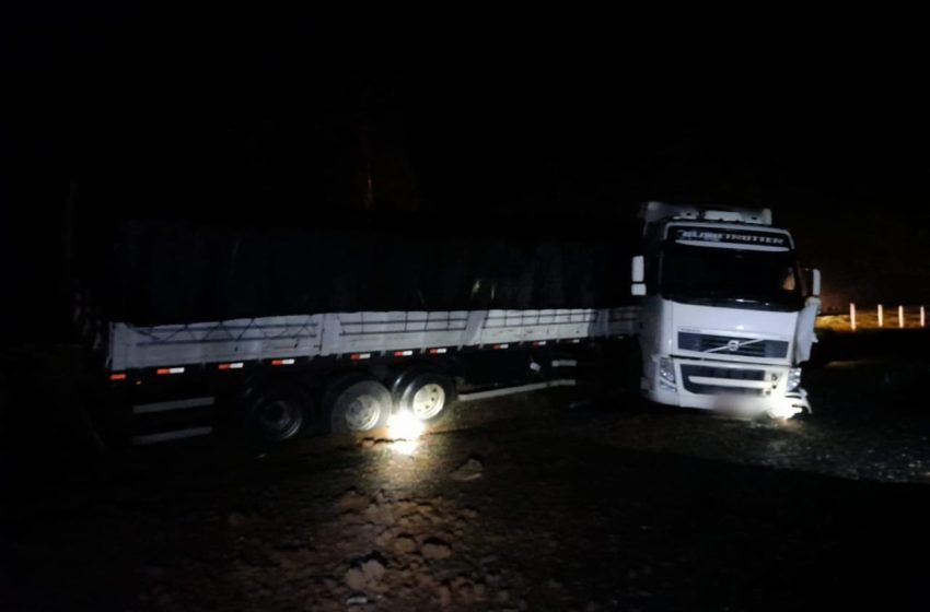  Caminhão sai de pista e motorista fica ferido