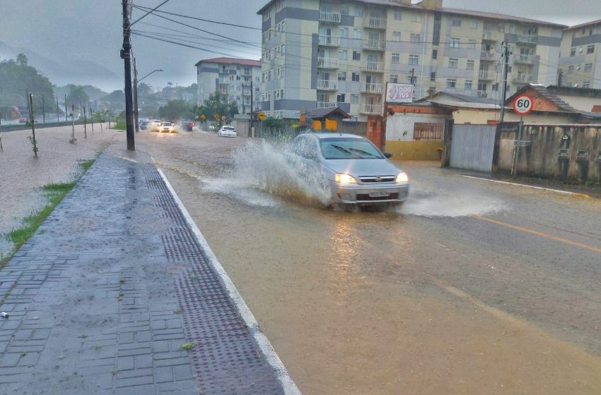  Defesa Civil: Temporais em toda SC com chuva intensa, raios, rajadas de vento e granizo