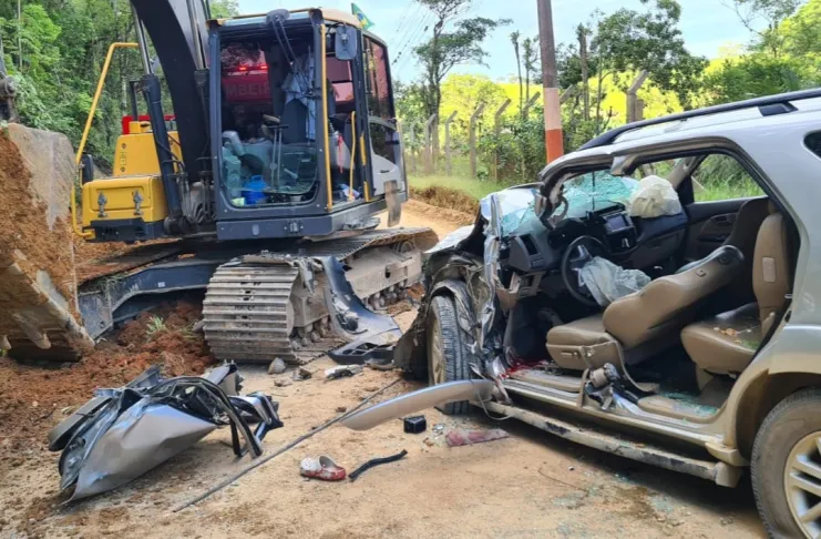  Carro atinge escavadeira, criança morre e outros três ficam feridos