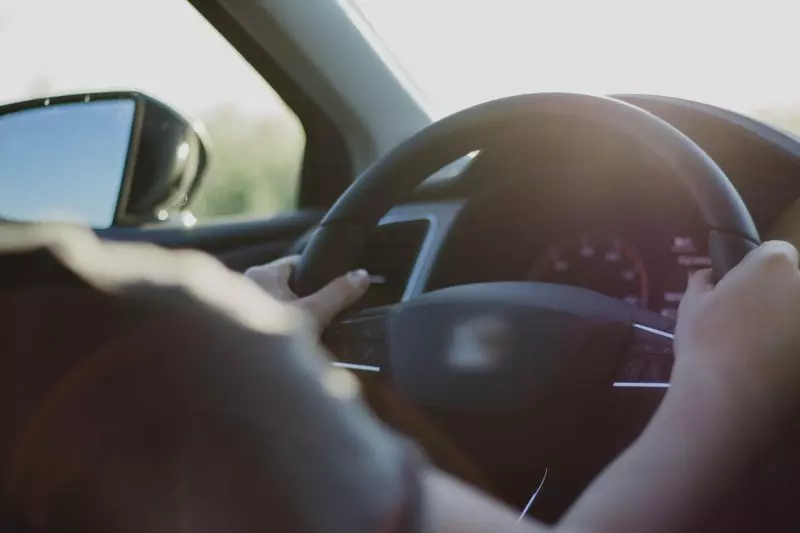  Motorista de aplicativo leva passageiro à boate e é assaltado