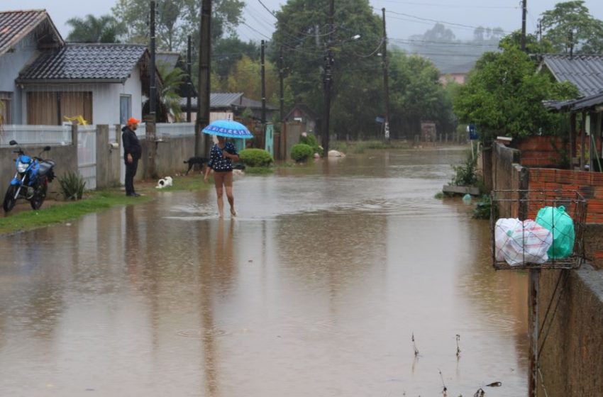  ANGÚSTIA: Moradores têm casas invadidas pela água