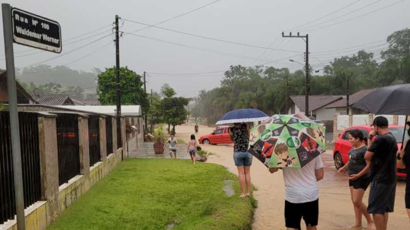  CHUVAS: 100mm em uma hora deixa Corupá alagada