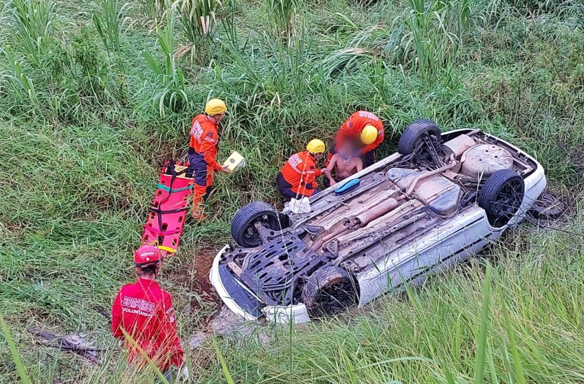  Carro sai da pista e capota em córrego