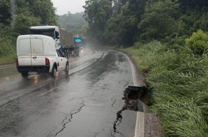  Asfalto da BR-470 cede e terceira pista é bloqueada