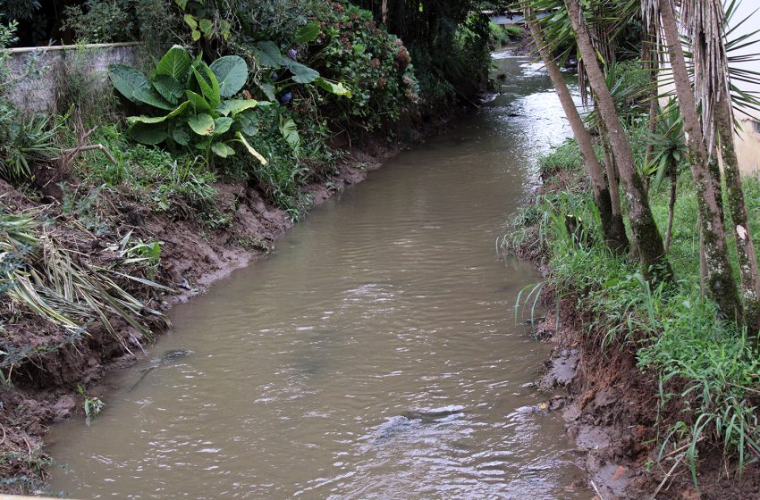  “Obras” atua na limpeza do Rio Negrinho