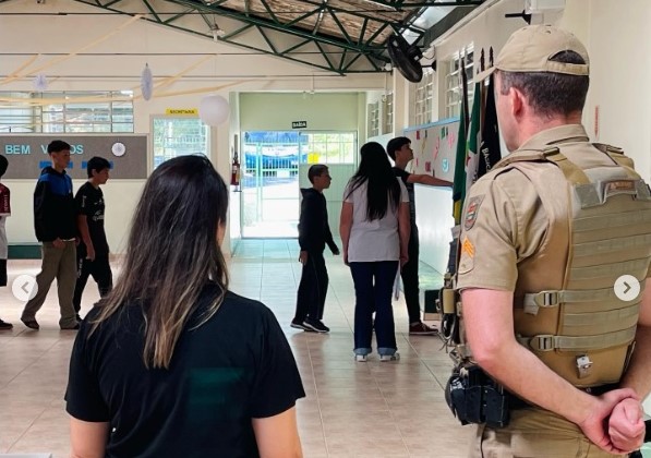  MAIS SEGURANÇA: PM acompanha volta às aulas