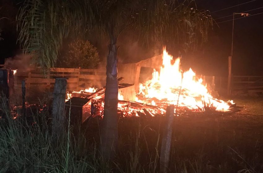  Residência é consumida pelo fogo