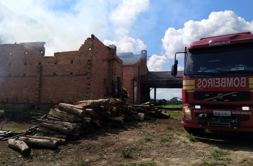  INCÊNDIO: silo pega fogo em pleno meio dia