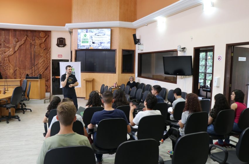  Câmara recebe vereadores mirins para tarde de treinamento