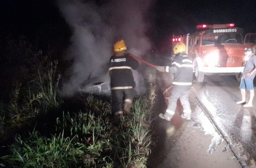  Veículo queima totalmente em rodovia estadual