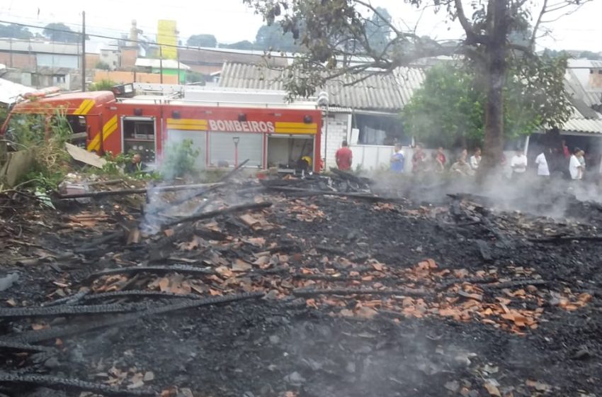  Casa é destruída pelo fogo e corpo carbonizado é encontrado