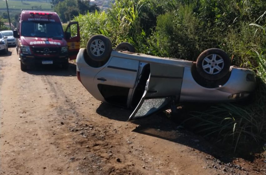  Capotamento deixa mulher ferida