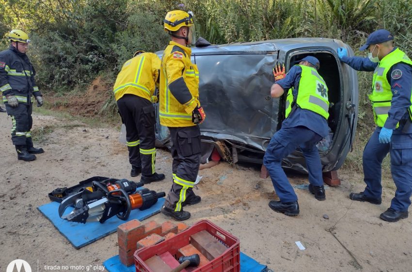  Carro capota e deixa três feridos