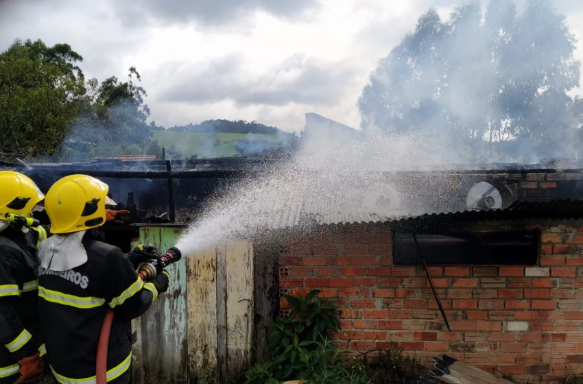  INCÊNDIO:&nbsp; proprietário teve perda total