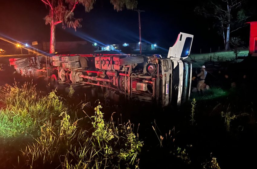  Caminhão tomba e motorista se fere