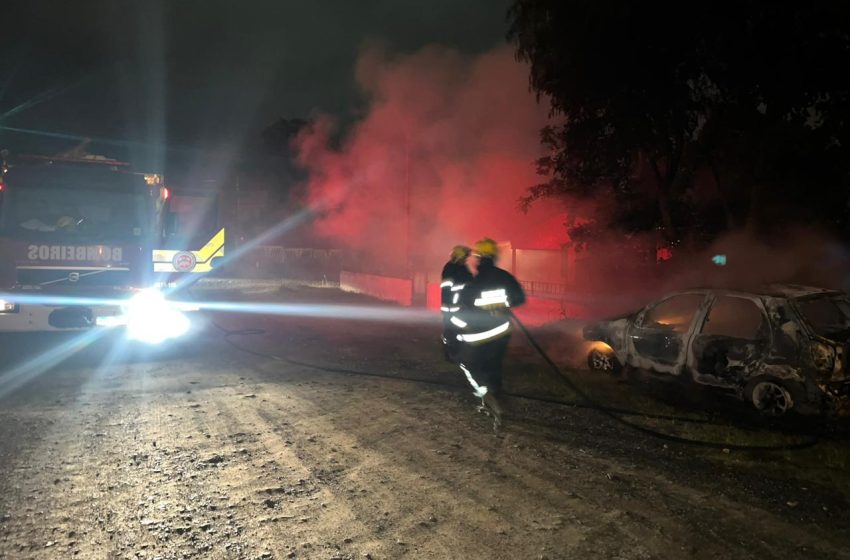  Carro pegou fogo na madrugada de quinta -feira
